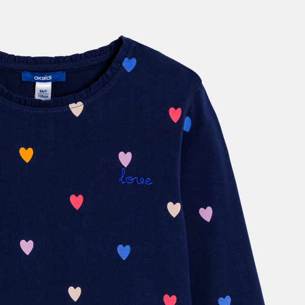 تيشيرت أزرق داكن بأكمام طويلة عليه قلوب صغيرة للفتيات